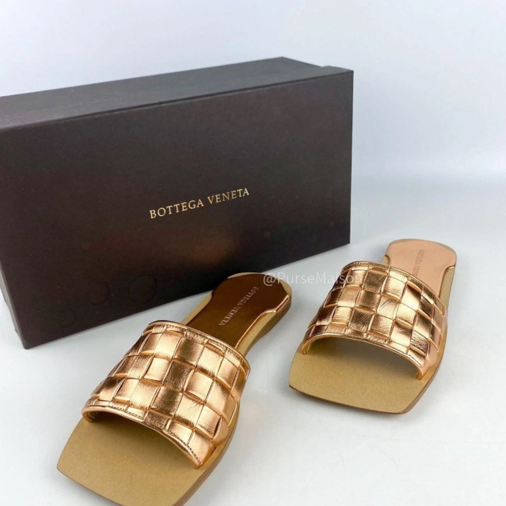 BNIB- Bottega Veneta Stuoio kid lame Mules/ sandals in gold peach size 34-34.5